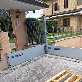Paratie Antiallagamento Aquablock montaggio misto fuori luce installazione residenziale Paratie Antiallagamento Aquablock montaggio misto fuori luce installazione residenziale
