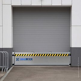Paratia antiallagamento montaggio in luce Aquablock installazione magazzino logistico Paratia antiallagamento montaggio in luce Aquablock installazione magazzino logistico