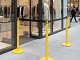 TEND004-colonnina-segnapercorso-gialla-con-base-piatta-anticiampo-1024x1024